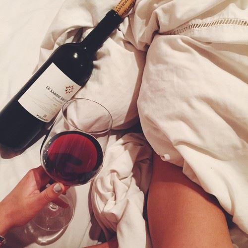 ベッドでワインを飲む風景