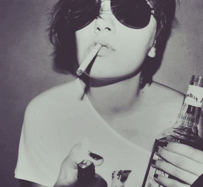 お酒とたばこを楽しむ女性