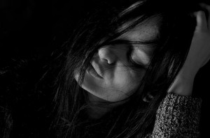 不眠症とうつ病に悩む女性