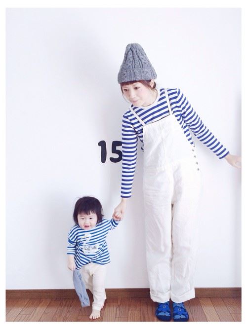 流行のファッションアイテムを取り入れたママと子供の春夏親子コーディネート画像イメージ