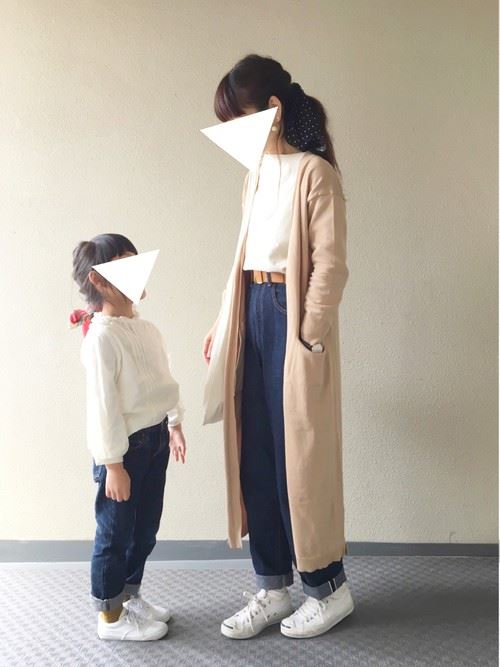 流行のファッションアイテムを取り入れたママと子供の春夏親子コーディネート画像4
