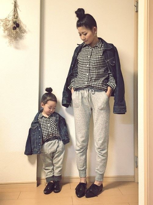 流行のファッションアイテムを取り入れたママと子供の春夏親子コーディネート画像5