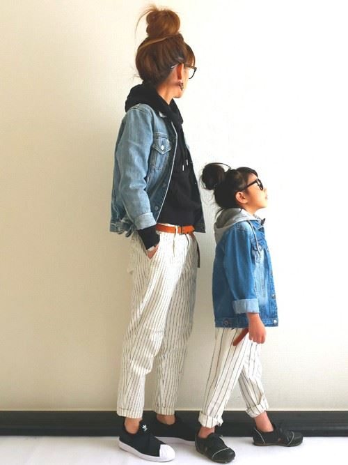 流行のファッションアイテムを取り入れたママと子供の春夏親子コーディネート画像7