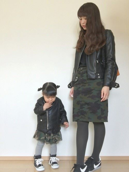 流行のファッションアイテムを取り入れたママと子供の春夏親子コーディネート画像10