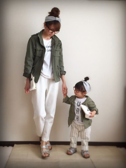 流行のファッションアイテムを取り入れたママと子供の春夏親子コーディネート画像14