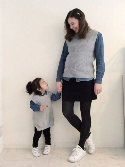 流行のファッションアイテムを取り入れたママと子供の春夏親子コーディネート画像17