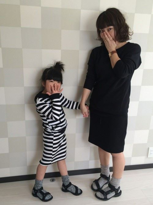 流行のファッションアイテムを取り入れたママと子供の春夏親子コーディネート画像18