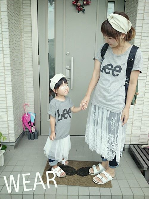 流行のファッションアイテムを取り入れたママと子供の春夏親子コーディネート画像21
