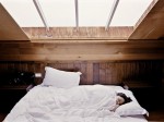 自分に合った枕で眠る女性の画像