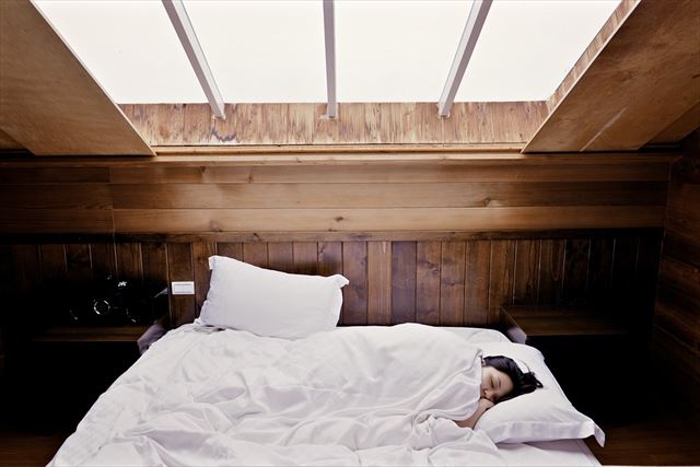 自分に合った枕で眠る女性の画像