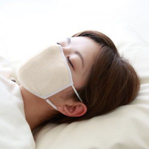 夜用マスクをつけて寝る女性の画像