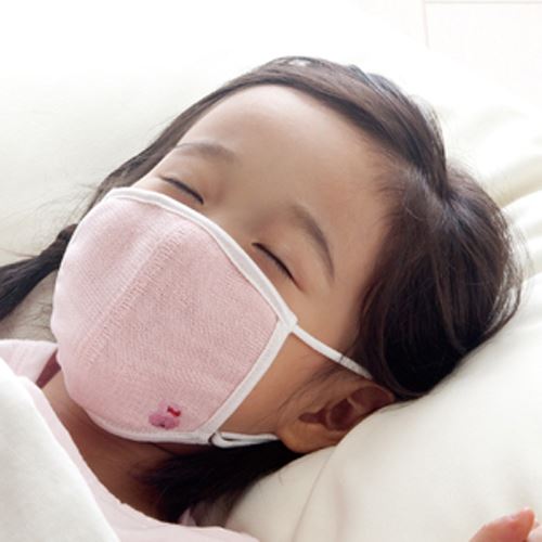 睡眠用マスクをつけて眠る子供の画像
