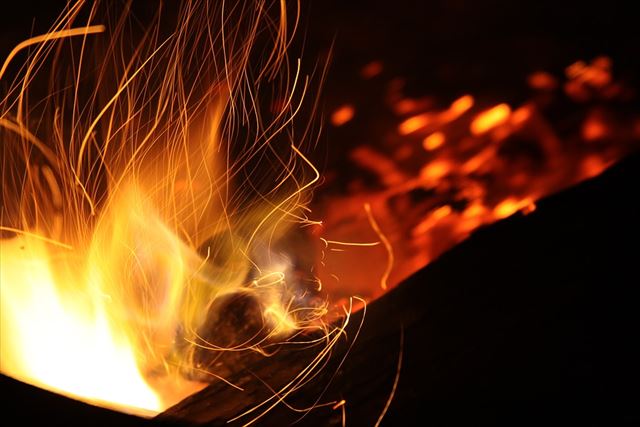 焚き火が燃えている画像1
