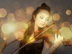 バイオリン協奏曲を奏でる女性演奏者の画像