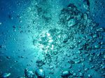 ボコボコと音を立てる海中の泡の画像1