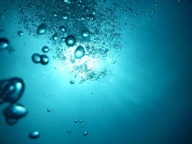 ボコボコと音を立てる海中の泡の画像2