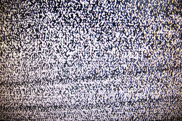 ホワイトノイズを発するテレビの砂嵐画像