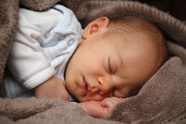 ぐっすり寝る赤ちゃんの画像